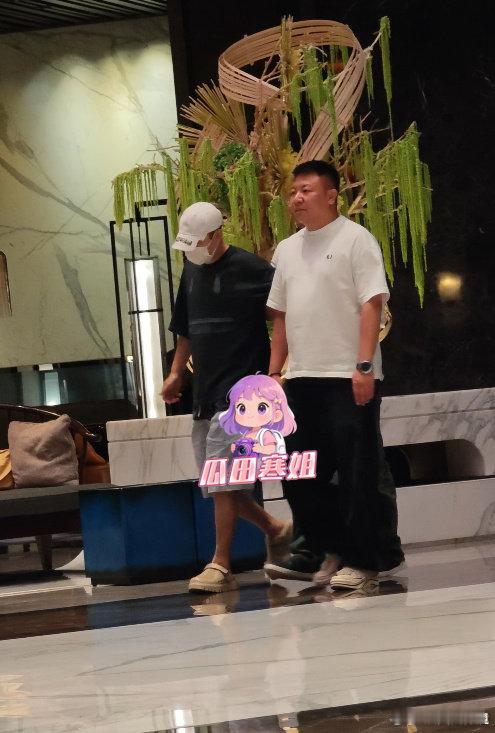 小沈阳喝多了被朋友扶着走近日媒体拍到小沈阳携妻子沈春阳参加好友聚餐，饭局结束后