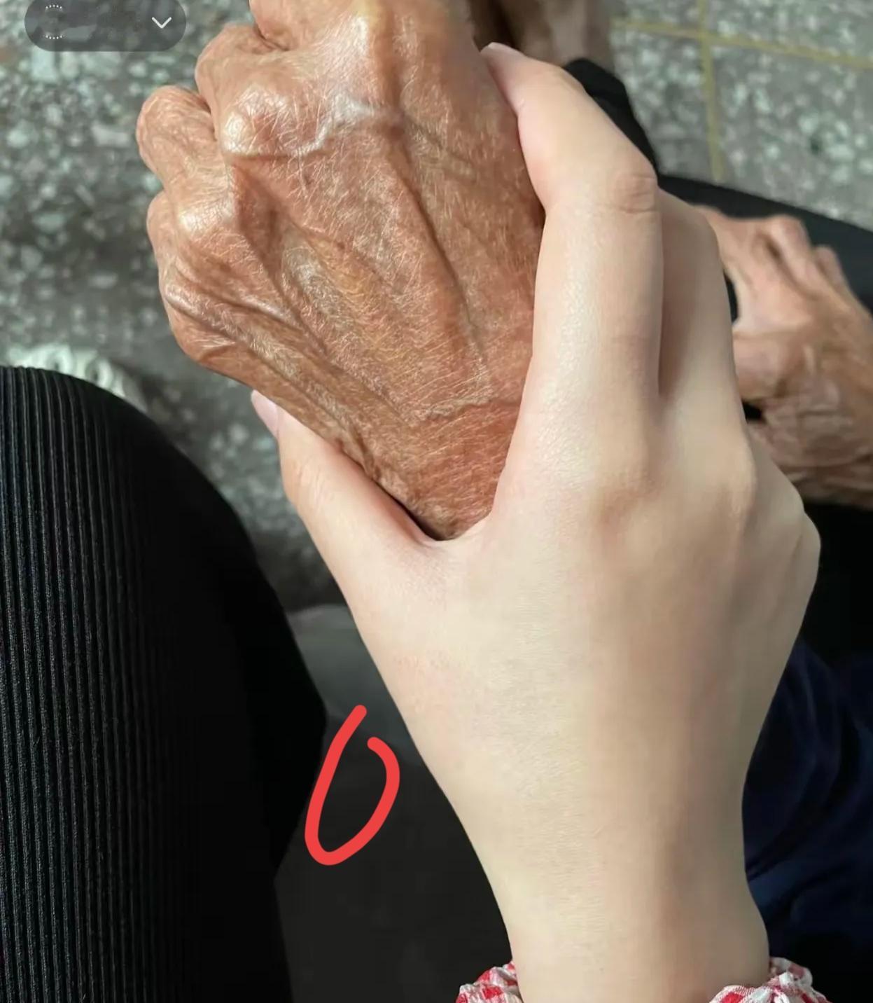 咱村有个稀罕事儿！有位老太太，眼瞅着下个月就110岁啦。就昨天上午，老太太