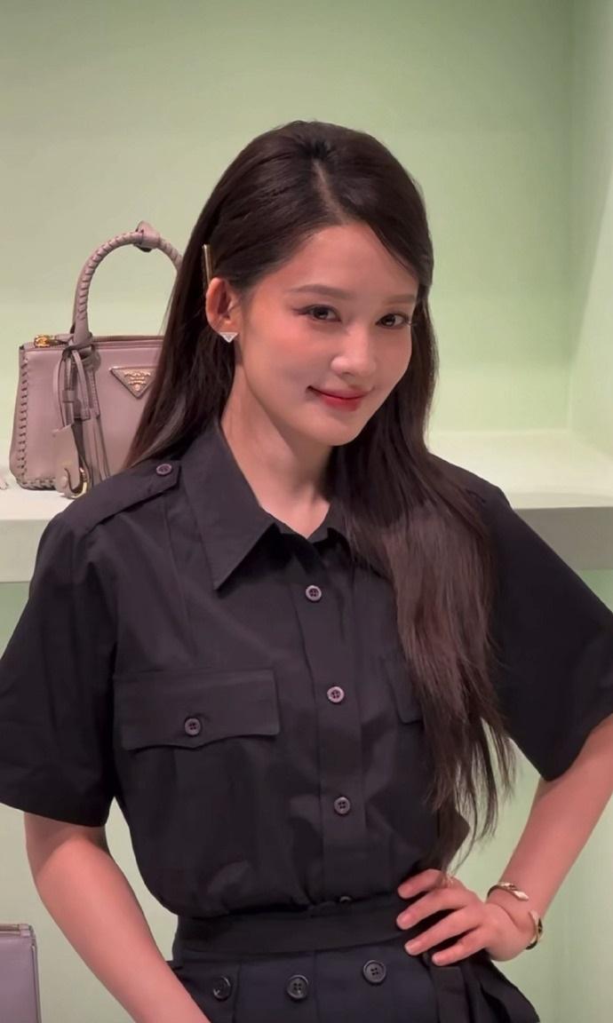 今天李沁在成都出席时尚活动，她这次搭配了一件黑色的裙子，看起来特别的有气质。