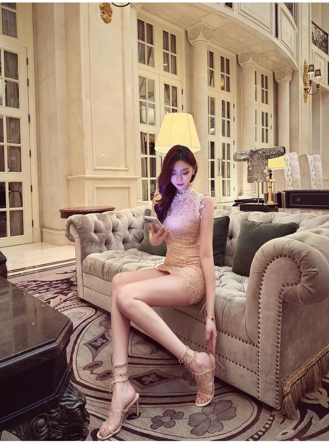 光看这大脚，身高得有180。