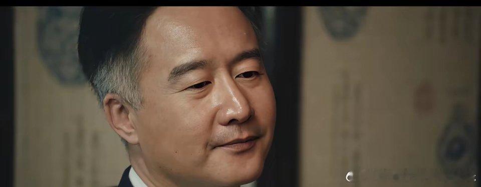 电视剧《交锋》，有一个细节不知道大家发现了没有？七六一研究所所长焦总跟曹了平（岳旸饰演）一起吃饭的时