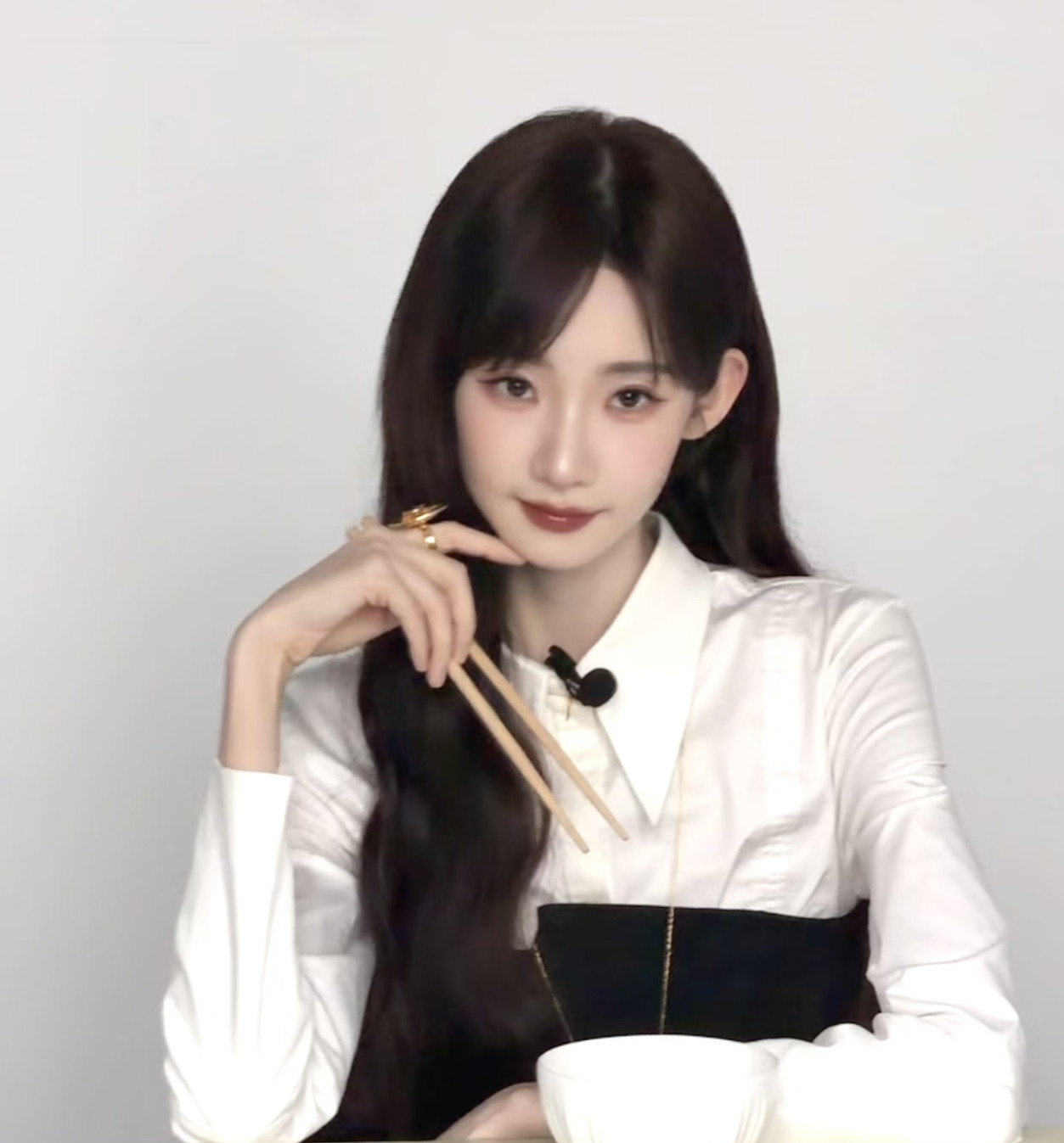张艺凡上班美食下班爬坡张艺凡下班一坡接一坡终于摸清张艺凡维持绝佳状态的秘诀！上班