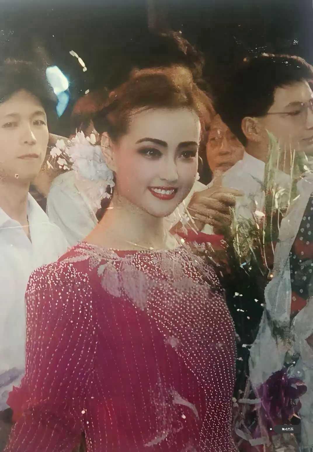 这是谁啊？像个洋娃娃年纪轻轻就美的风华绝代啊
