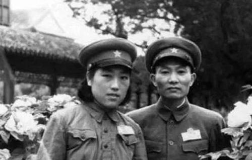 1998年女子收拾养父遗物，在其床底发现了一个神秘小瓶，就是这个不起眼的瓶子，曝