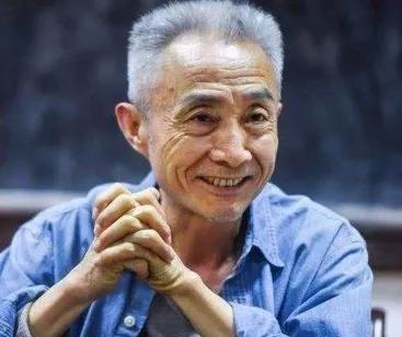 一位教授正在教室讲课，一个学生站起来对他大吼：“你一点也没有文人风骨，眼里只有钱