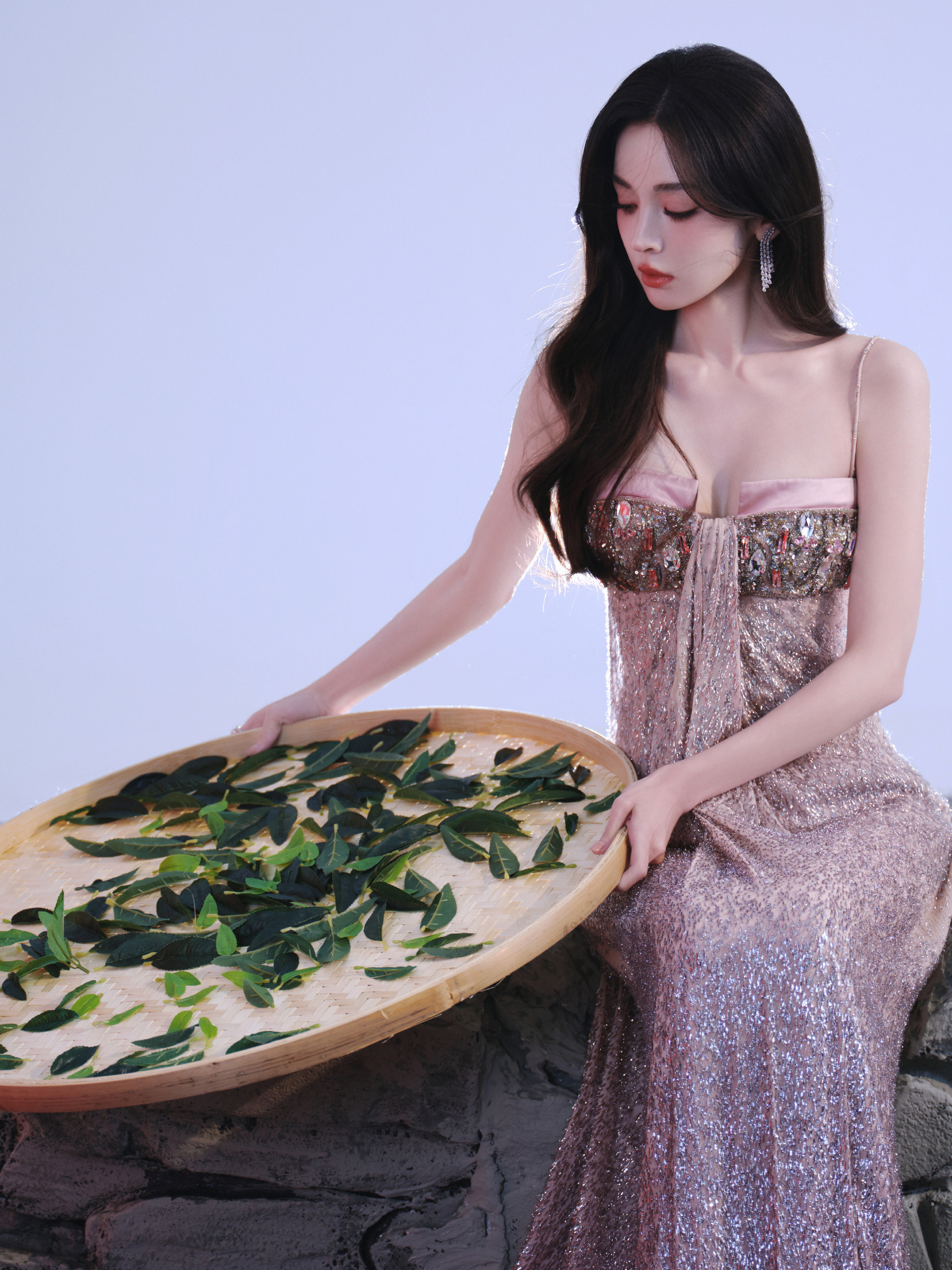 娜扎荣善宝玉茗茶骨，晨光初醒，温蕴迷人。娜扎