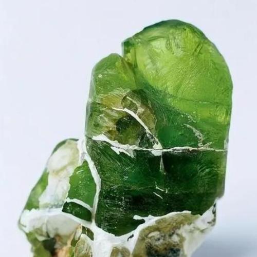 2002年天津一男子花了10年，捡了600多块蛟河橄榄石，专家知道后惊喜不已，随