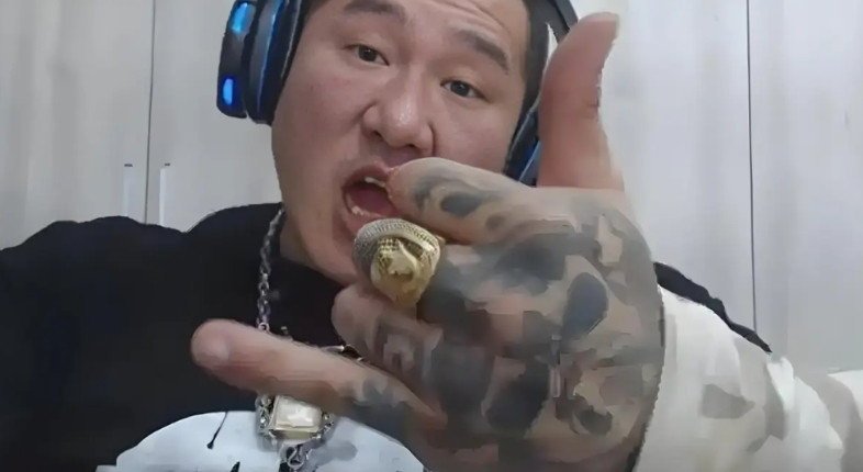得罪馆长真的很可怕，他煽动情绪的能力，在网络上几乎是打遍华人无敌手。以前黄智贤的