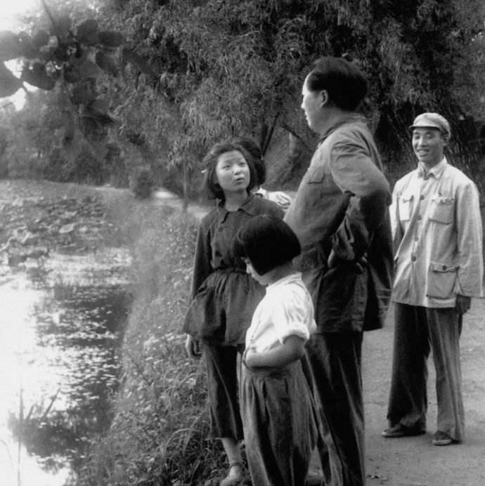 1948年5月，毛主席乘车去西柏坡，路过一个村庄时，发现路边茅草上躺着一