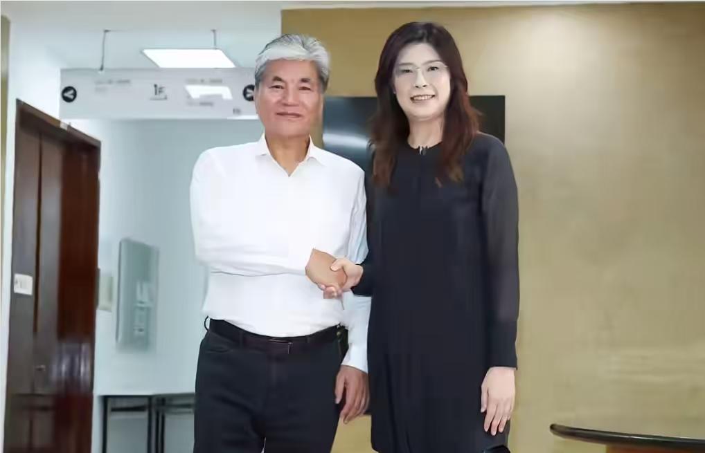 真的是高看郑丽文了！在9月30日，郑丽文去前往台大严庆龄工业研究中心，拜会之前的