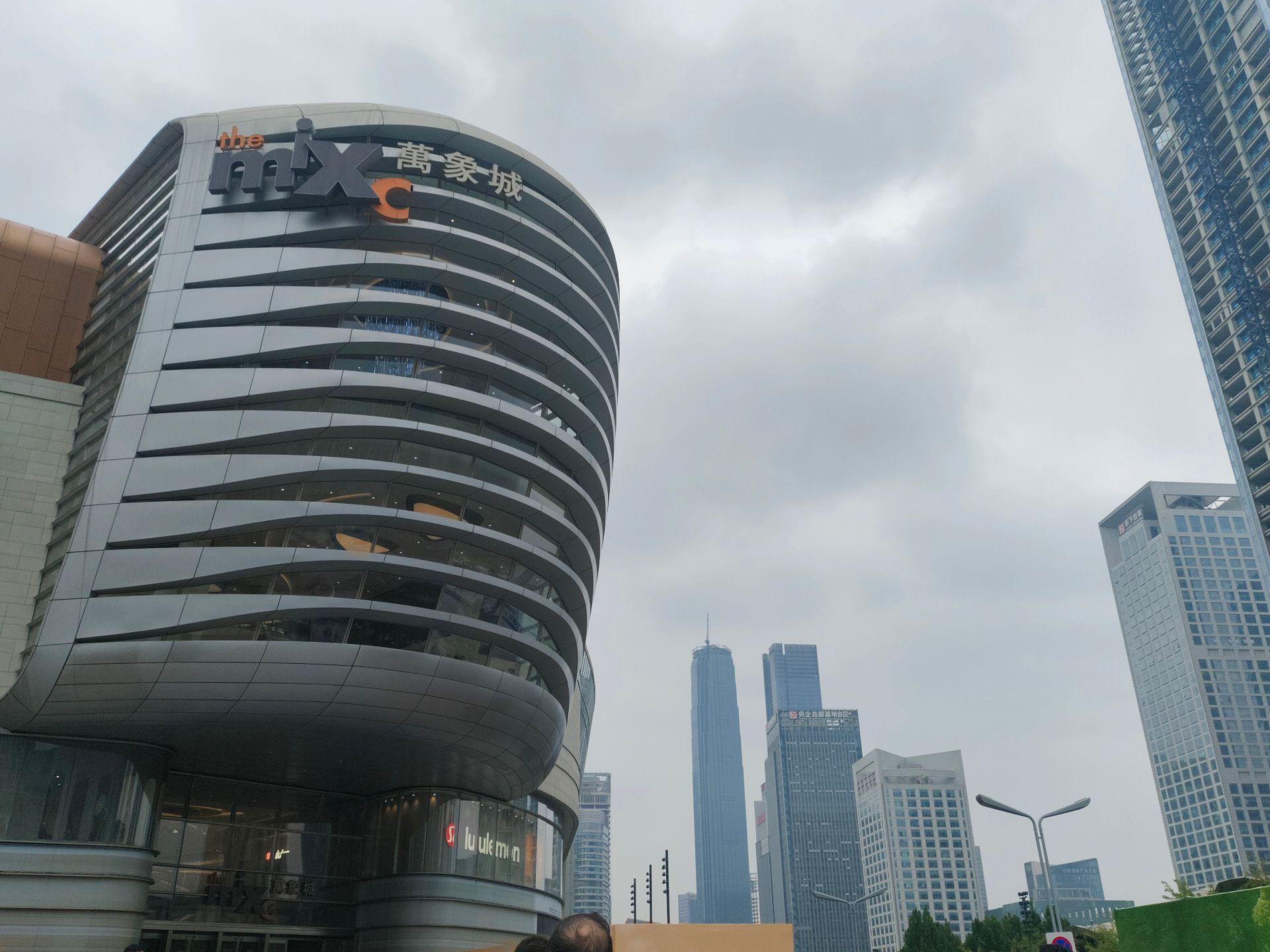 周末来济南万象城购物都能遇到什么车