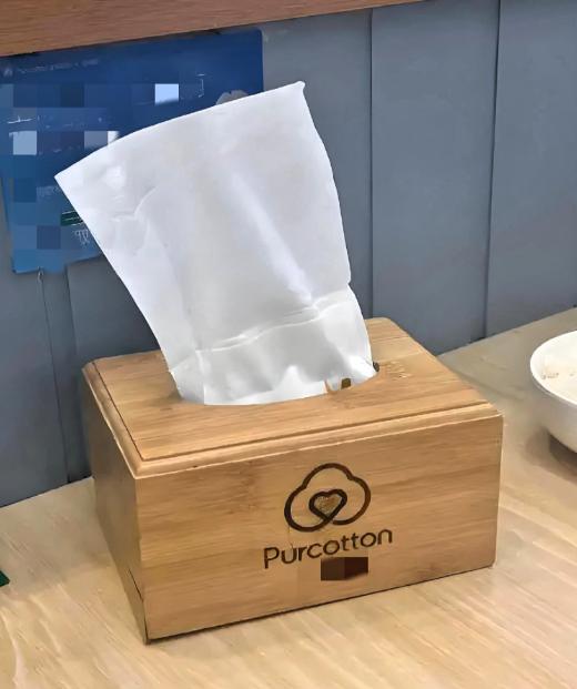 近日，江西南昌，女子在一家面馆吃面，怕浅色羽绒服粘上油渍，就抽了2张纸巾垫在手肘