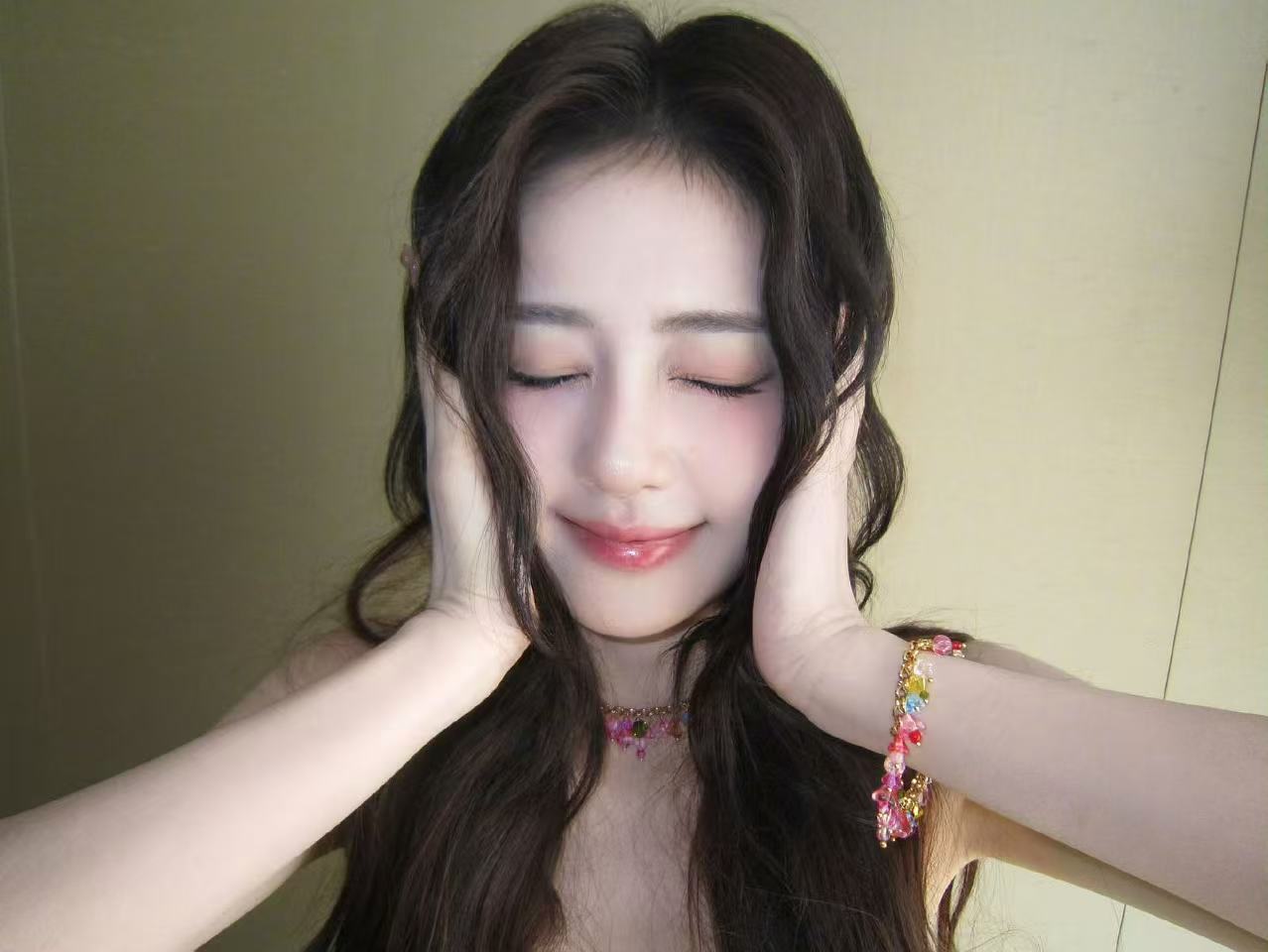 白鹿入夏plog白鹿入夏哇哦！白鹿已经在过入夏啦！碎花裙裙和卷发好夏天啊！