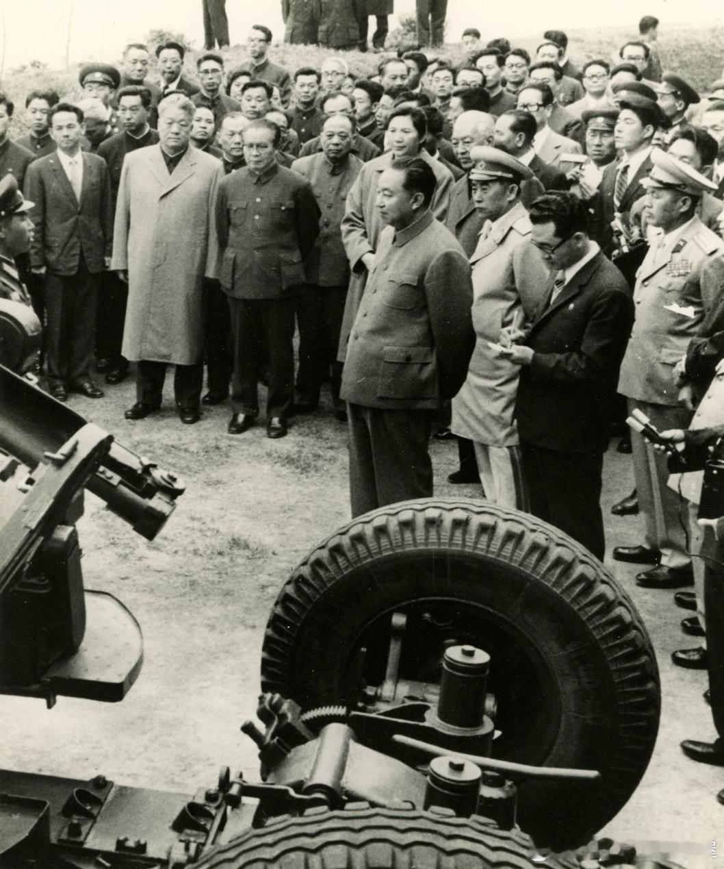 1978年9月华国锋在吴振宇大将陪同下视察朝鲜人民军海岸炮兵某部并观看射击表演历