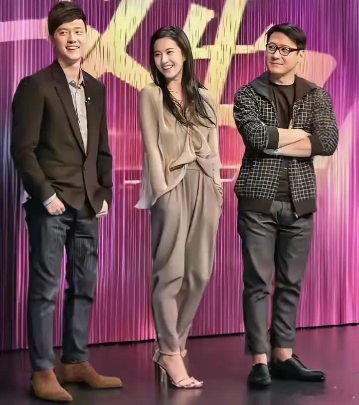 冯绍峰的身材是真的好呀，连大帅哥黎明站在他旁边都没他笔挺帅气。