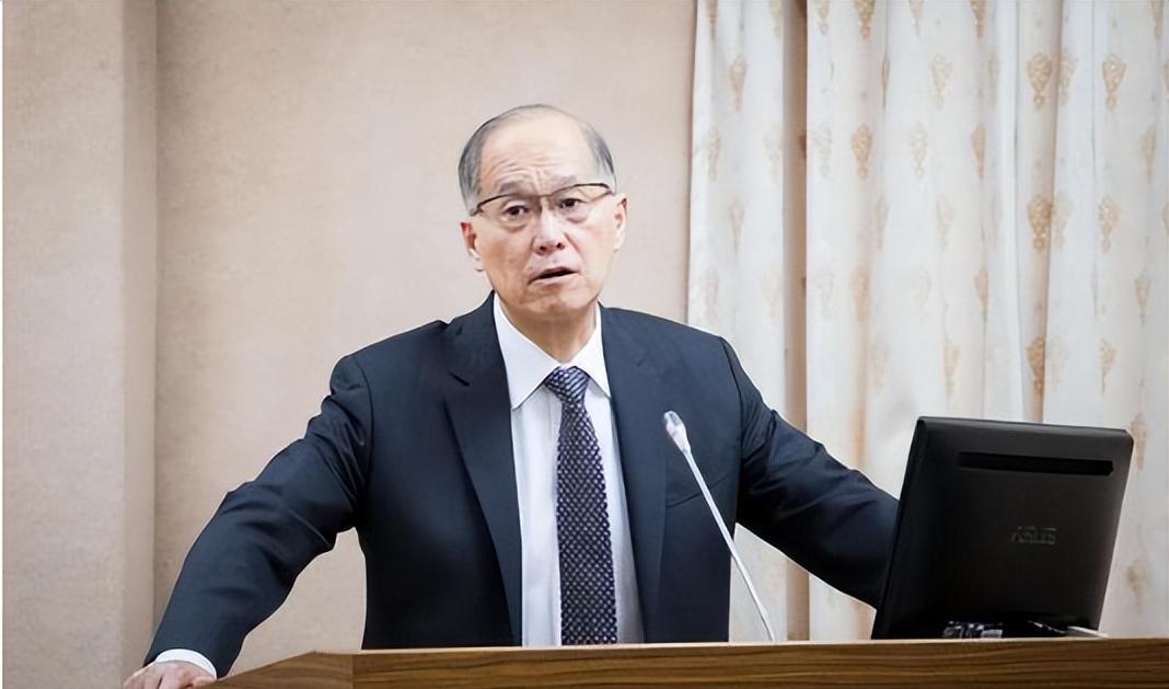 这个“老蓝男”彻底变绿。台湾中时新闻网6日报道：“台湾前外事部门负责人李大维谈及