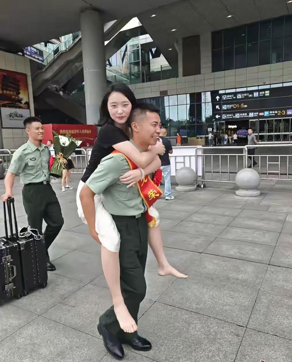 火车站感人一幕，退伍军人光荣返乡，出站就背上久别重逢的爱人。一身戎装褪去，肩上卸