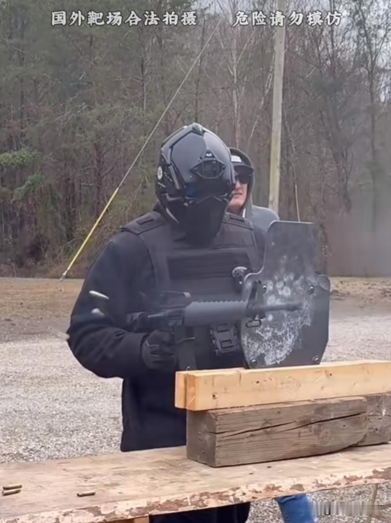 评论区里真是人才济济啊!一国外博主为了测评一把步枪的极限,连续打了十五个弹夹