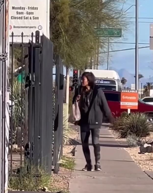 一段拍摄于美国街头的视频，让很多人心里不是滋味。视频里，一位华人女性，穿着看起来