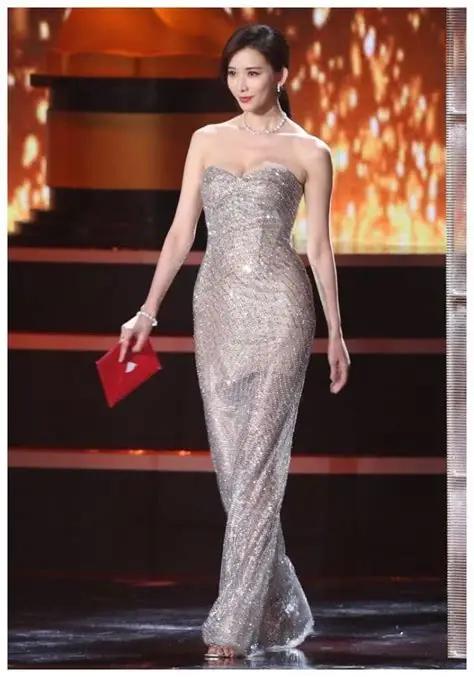 眼珠子就好像粘在他妈呢身上一样扒都扒出来。娱乐圈要是有这样的资质，一般都会大红