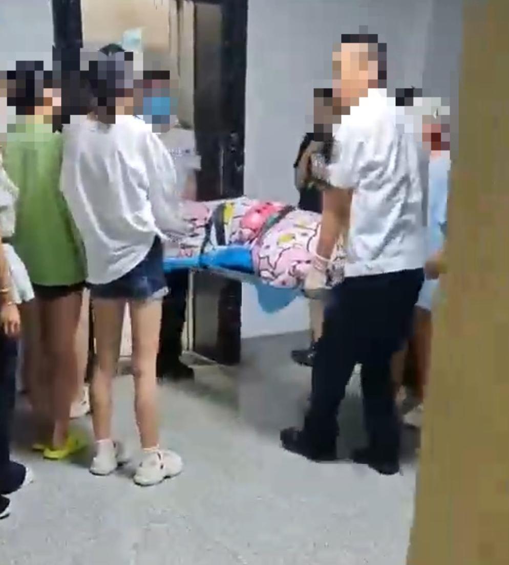 近日，甘肃兰州市农业职业技术学校一名大二的女学生，在学校宿舍里突然开始分娩。其血