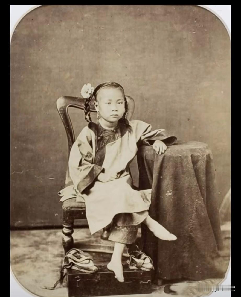 4岁缠足，终生残疾，晚清女孩的无声悲鸣。这两张晚清老照片里的女孩，最大的不过