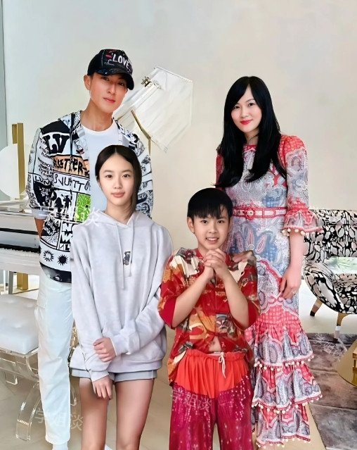 吴尊对他的老婆林丽莹很满意因为他每次参加私人活动时都会带着老婆一起去，还会拉