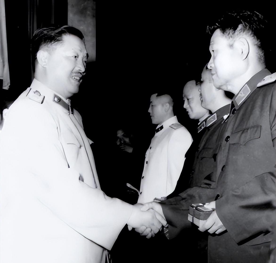 1961年，贺龙视察南京军区，见到许世友大怒：你个“和尚”不老实。这事儿还得