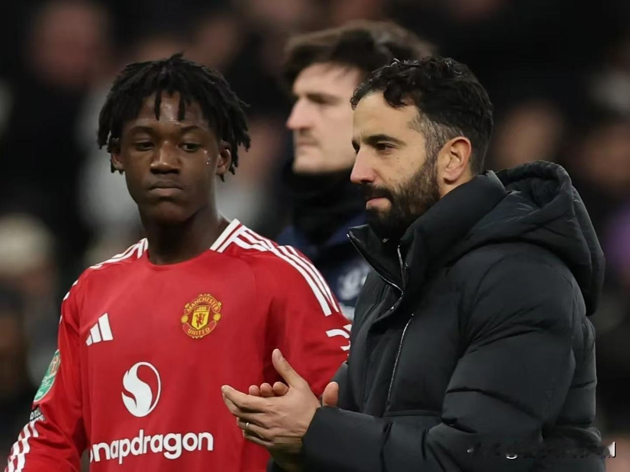 曼联新帅热门人选，埃迪·豪呼声高当下曼联帅位虚悬，众多教练进入视野。其中，埃