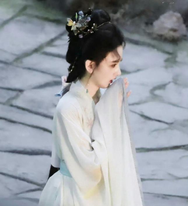 宋祖儿在《表妹万福》中的造型惊艳观众，从古装到现代装都展现了她独特的魅力。她在剧