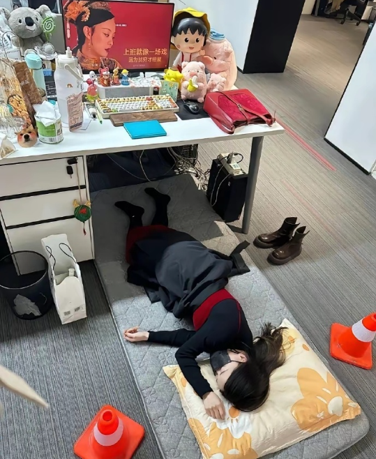 纯好奇，这样午睡不尴尬吗？​​​
