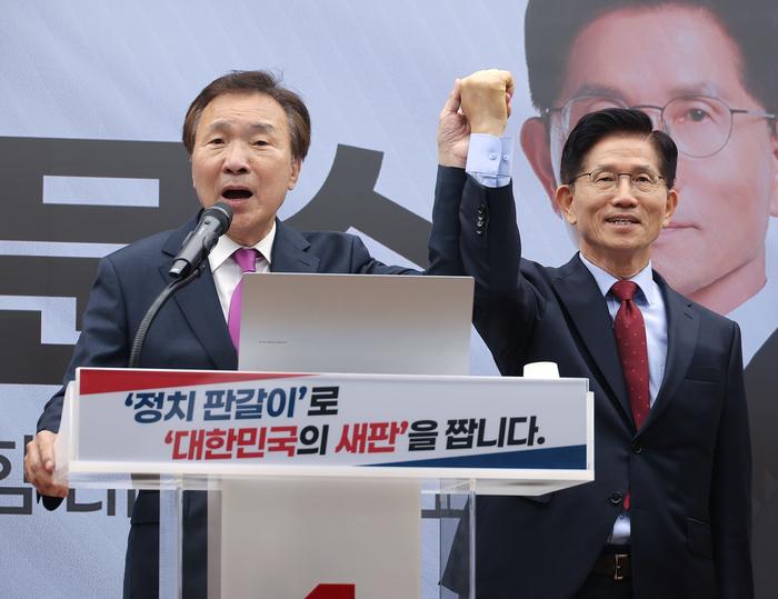 前共同民主党代表孙鹤圭公开力挺金文洙，称“只有他能拯救韩国”前共同民主党代表