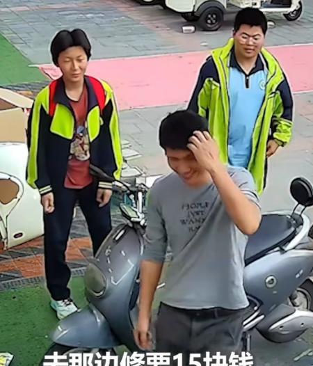 暖心！河南一小孩哥电动车的镜子坏了，找到修理店时，由于自己钱不够，便小心翼翼询问