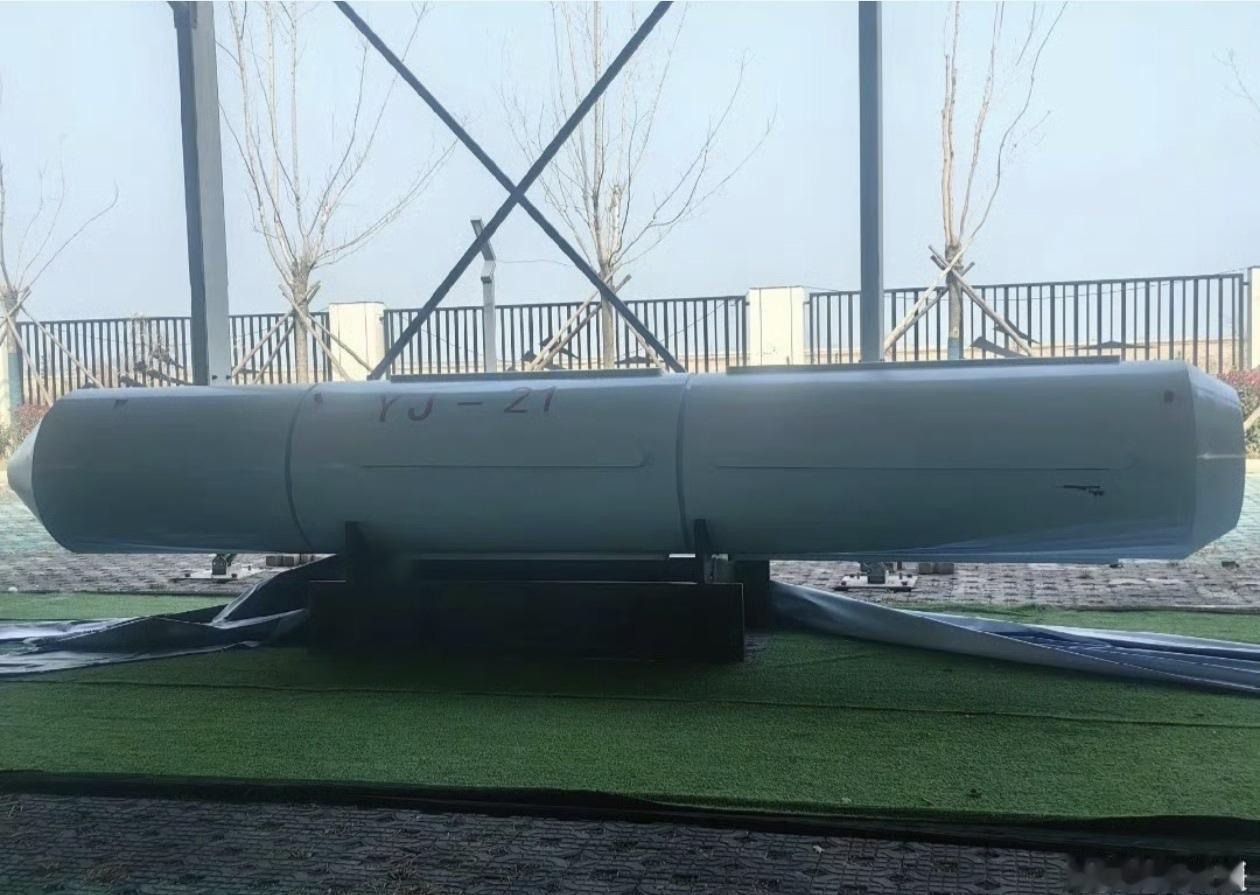 这是中国海军配备海通1型850mmVLS通用垂直发射装置的鹰击21远程弹道反舰