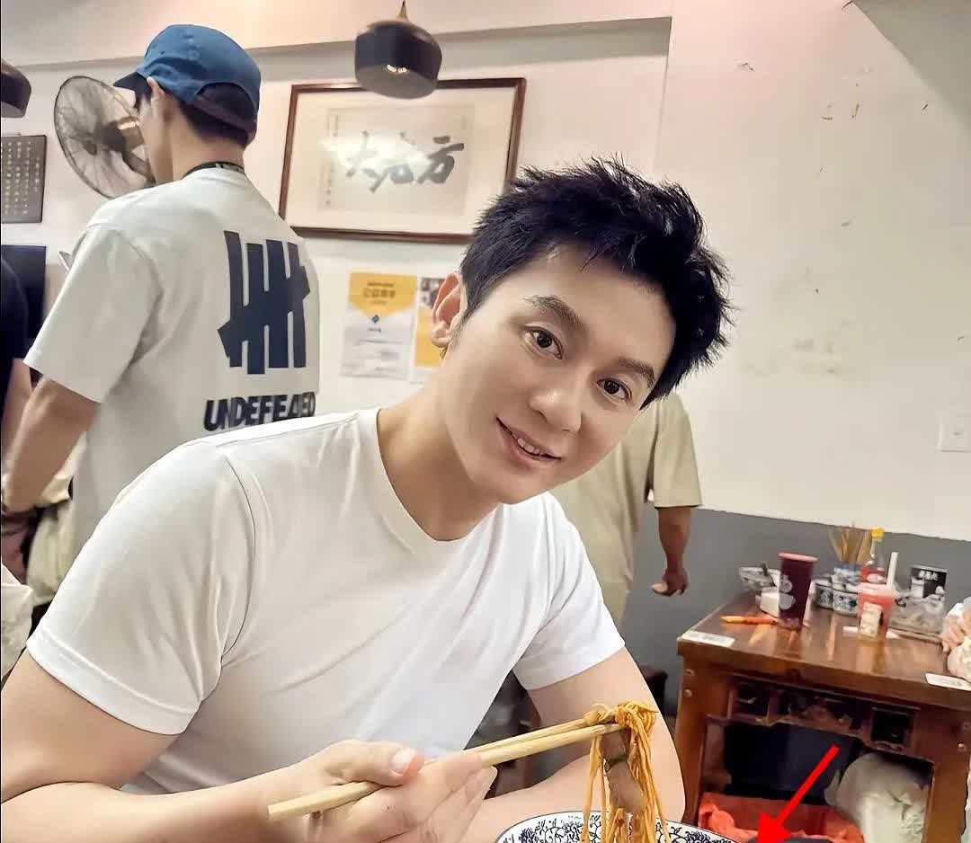 没有人觉得李晨很可怕吗现在46岁的他今年刚录跑男的时候，整个人都没有
