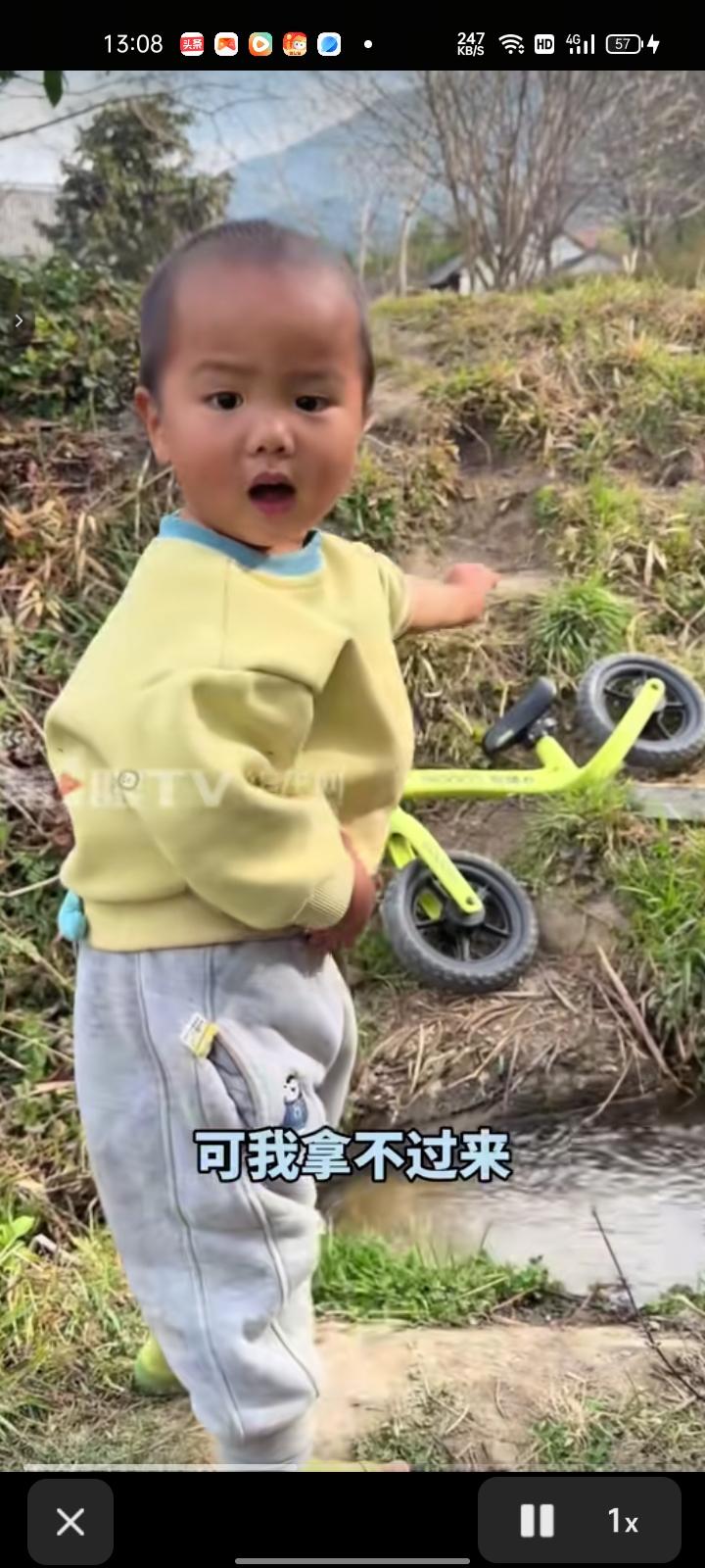 3月2日，云南大理。两岁大男童过水沟时求助家长，家长鼓励让他自己抱着自行车跨过去