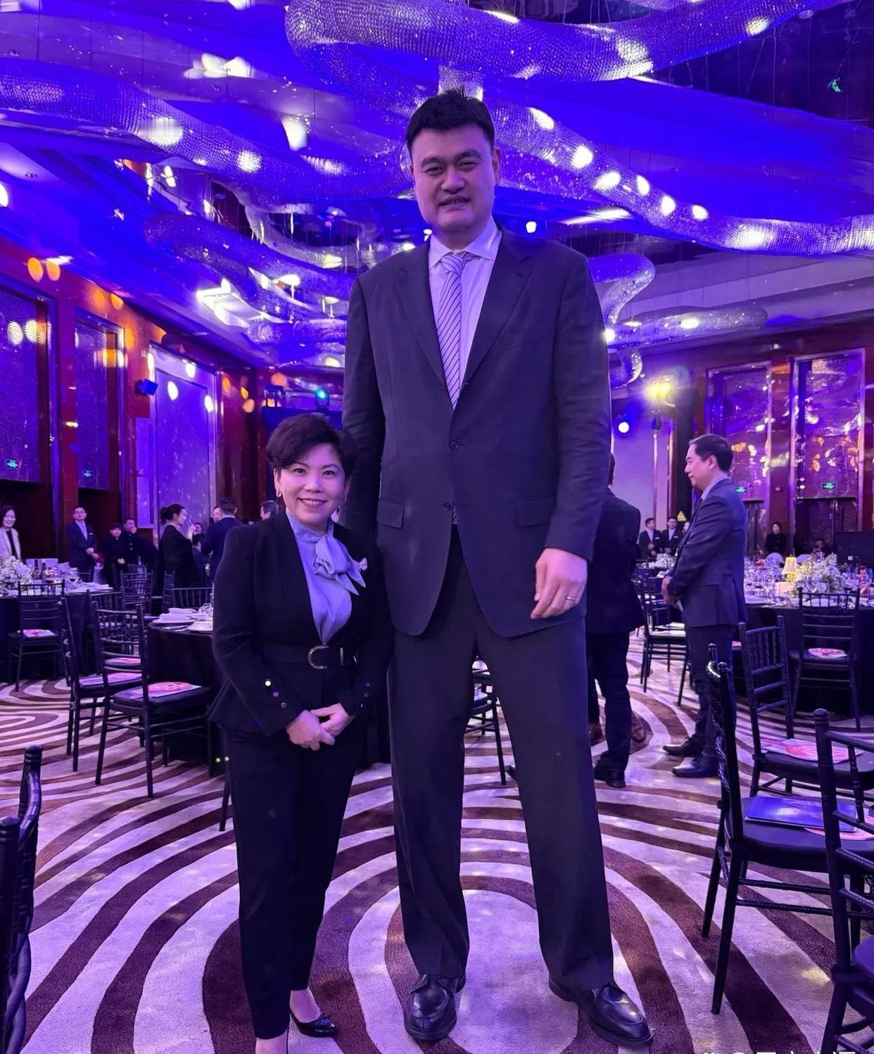 天啊，邓亚萍和姚明的身高差真是太萌了！邓亚萍今天晒出两张跟姚明的合影并配文：“又