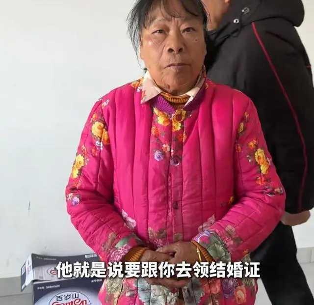 有点搞笑！湖南一47岁男子，娶82岁老太。他还硬塞1000元和20个鸡蛋当彩