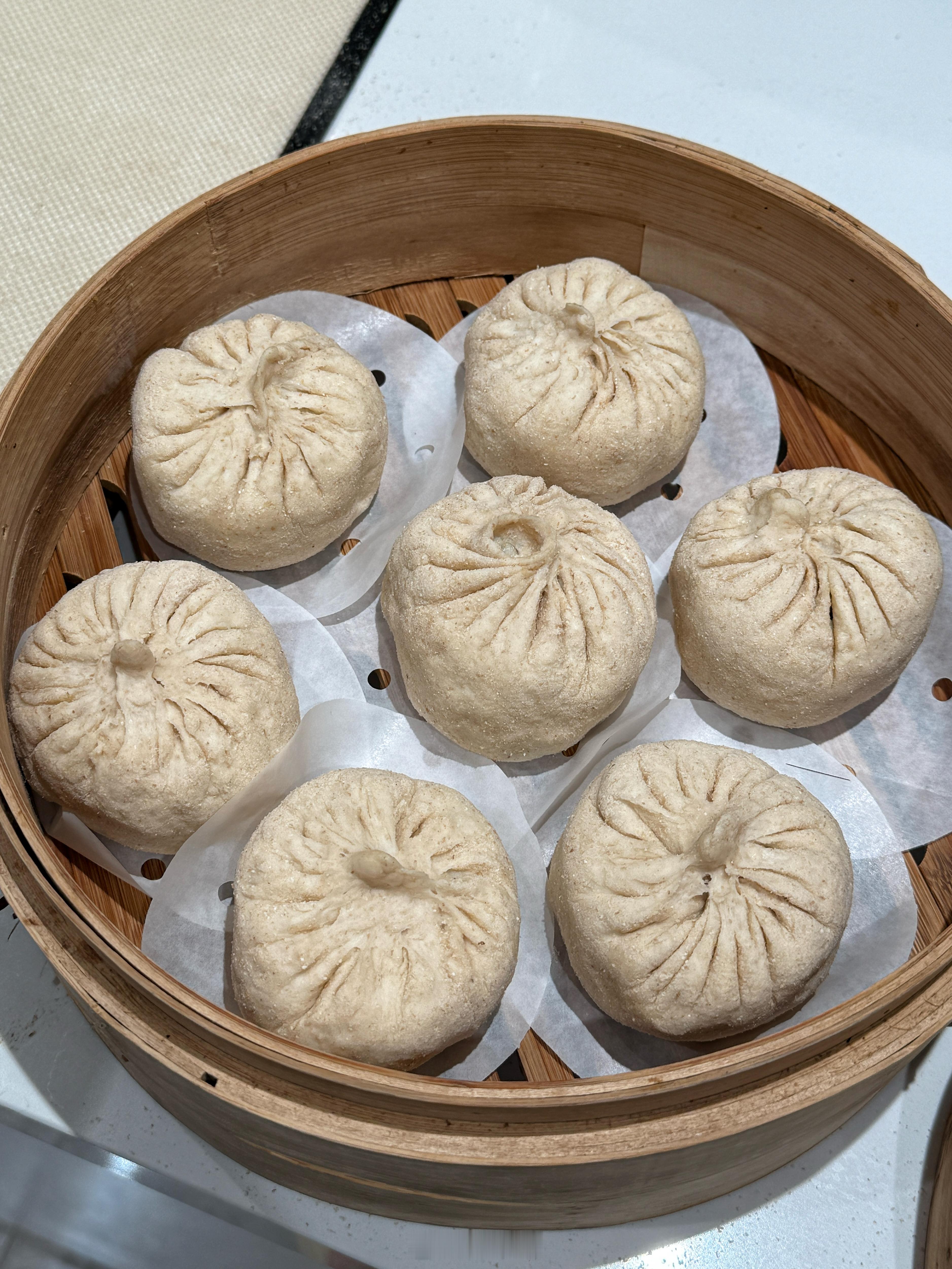 槐花肉包子，手切的肉块+韭菜是好吃的秘诀，面粉不够了，加了点全麦粉。​​​