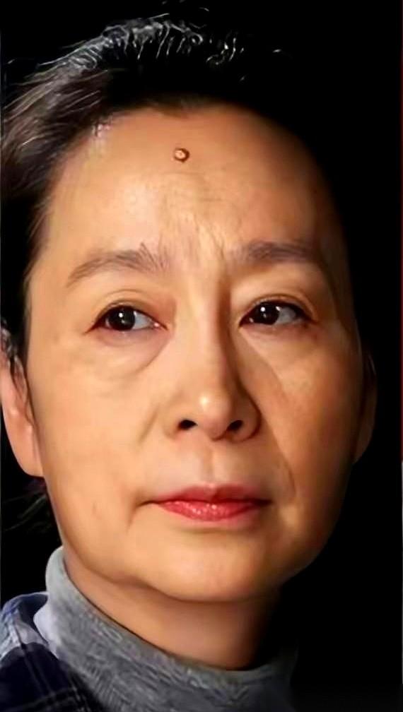 刷到奚美娟，我第一反应是，这脸……真“不听话”。它不听从这个时代的审美，没有削