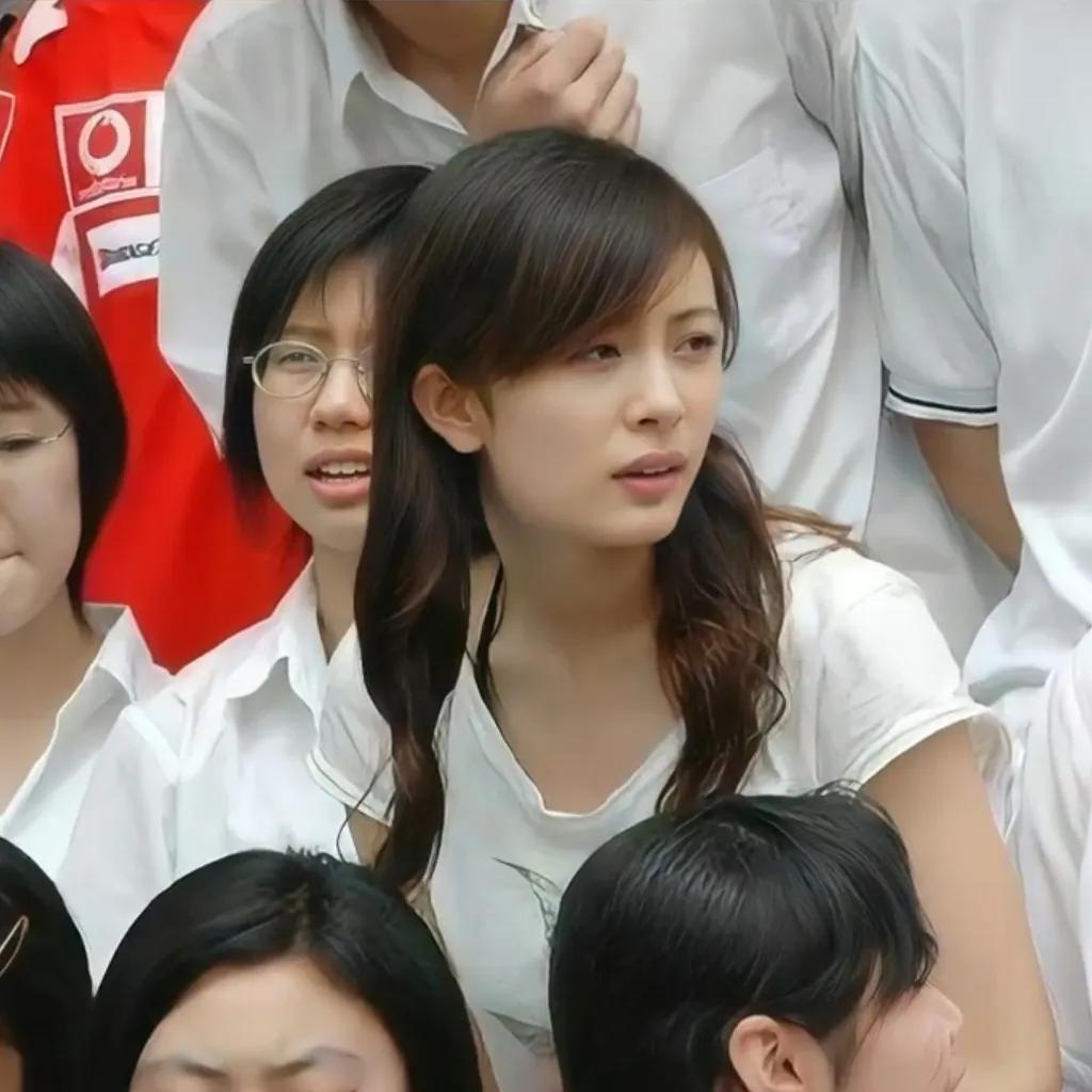 2005年，杨幂的高中毕业照，看起来非常青涩，没有美颜，没有滤镜，一看就是大美女