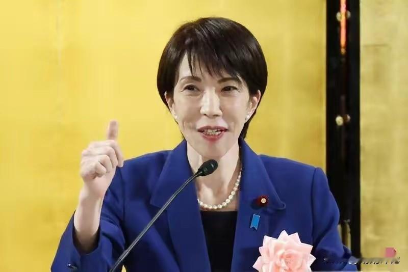 谁能想到，短短四天时间，高市早苗手里的牌居然一张接一张全打废了。国内民意直
