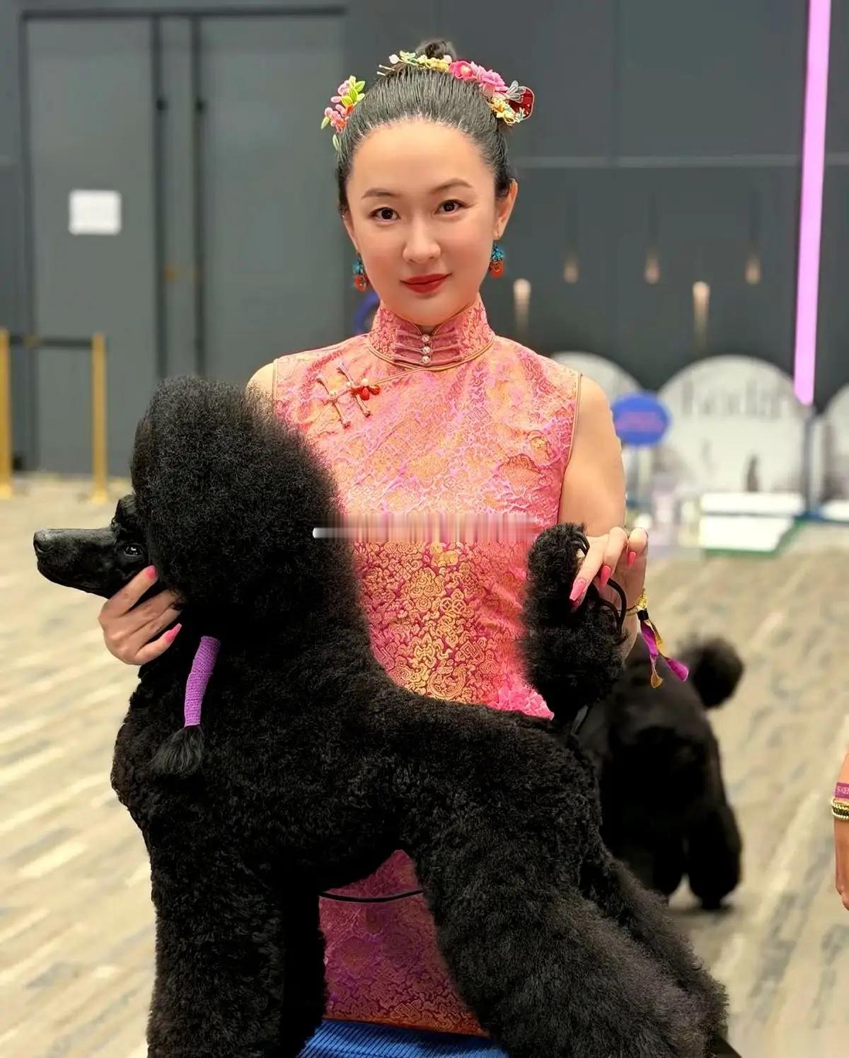 霍思燕家的门槛，就是一条“分界线”。一只小母狗摇着尾巴进来，当场就得改姓，跟着女