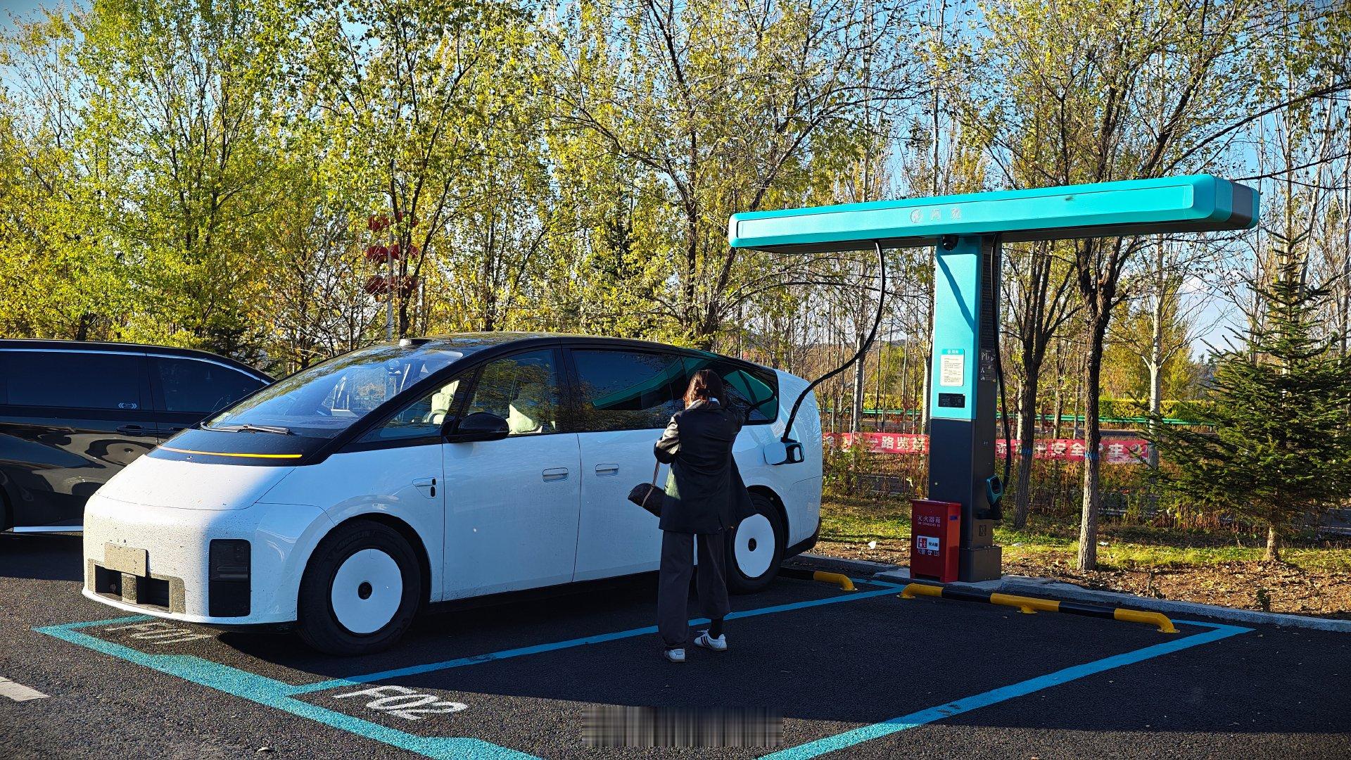 在一个高速服务区充上比亚迪的闪充了，非常快，50%多还有430kW，跟理想自家的5C桩基本是一样的。