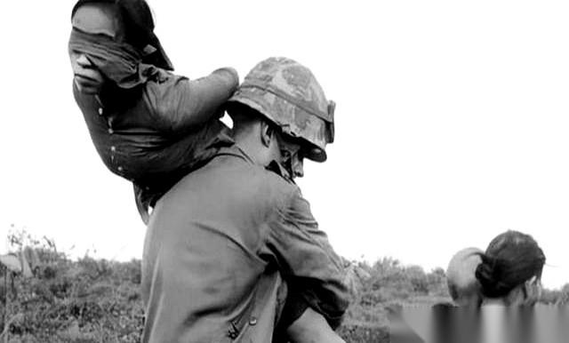 他抓到一个敌方女兵，年轻，漂亮。下一秒，她当着他的面，撕开了自己的上衣。那小