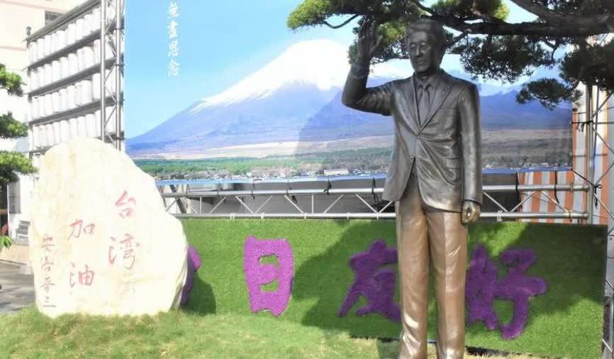 两名日本籍男子在台北繁华街西门町手举五星红旗并高喊“台湾是中国的”，之后被台湾驱
