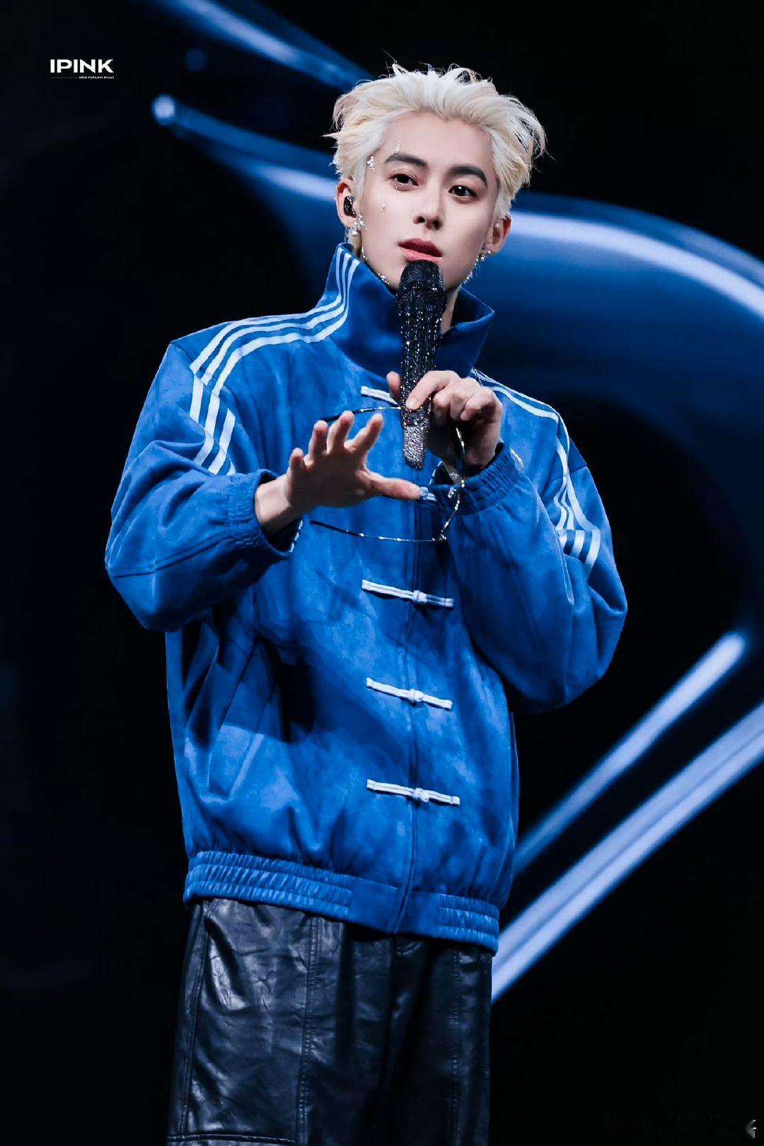 王鹤棣演唱会彩排造型开演前的每一刻都在为舞台蓄力，彩排过程中，王鹤棣以舒适休闲