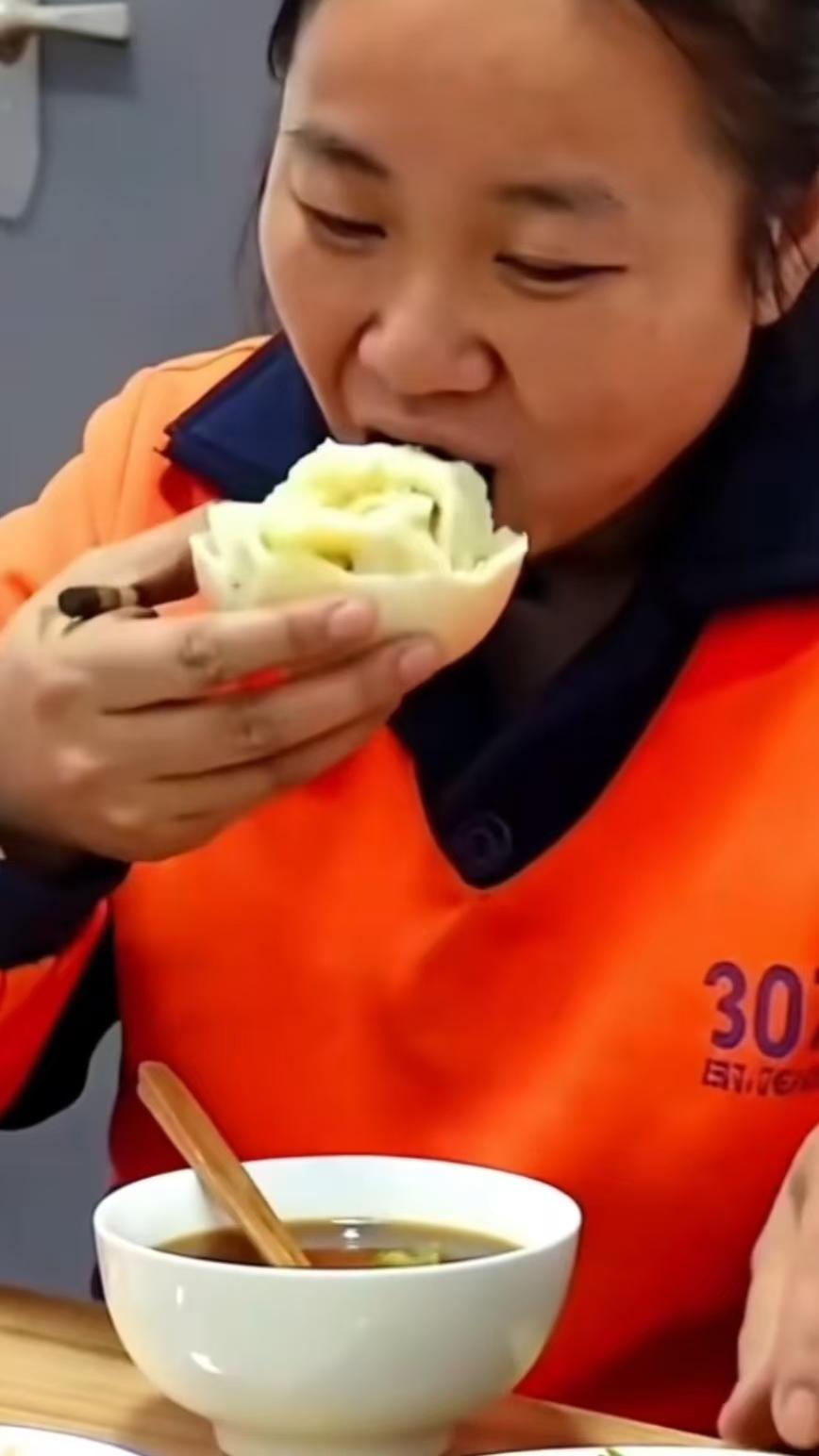 为什么明珍珍最后一餐肯定是恐惧和绝望中吃完的？首先明珍珍肯定知道这是自己人生最