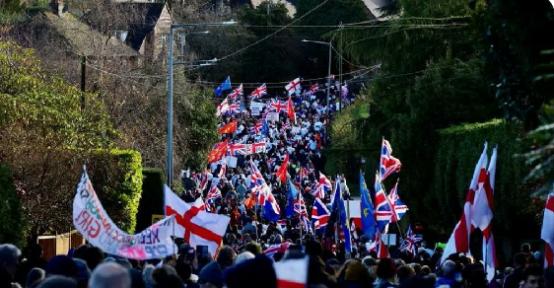 现如今移英港人的日子可是十分不好过，既无法留在英国，也融入不了香港。 新加坡