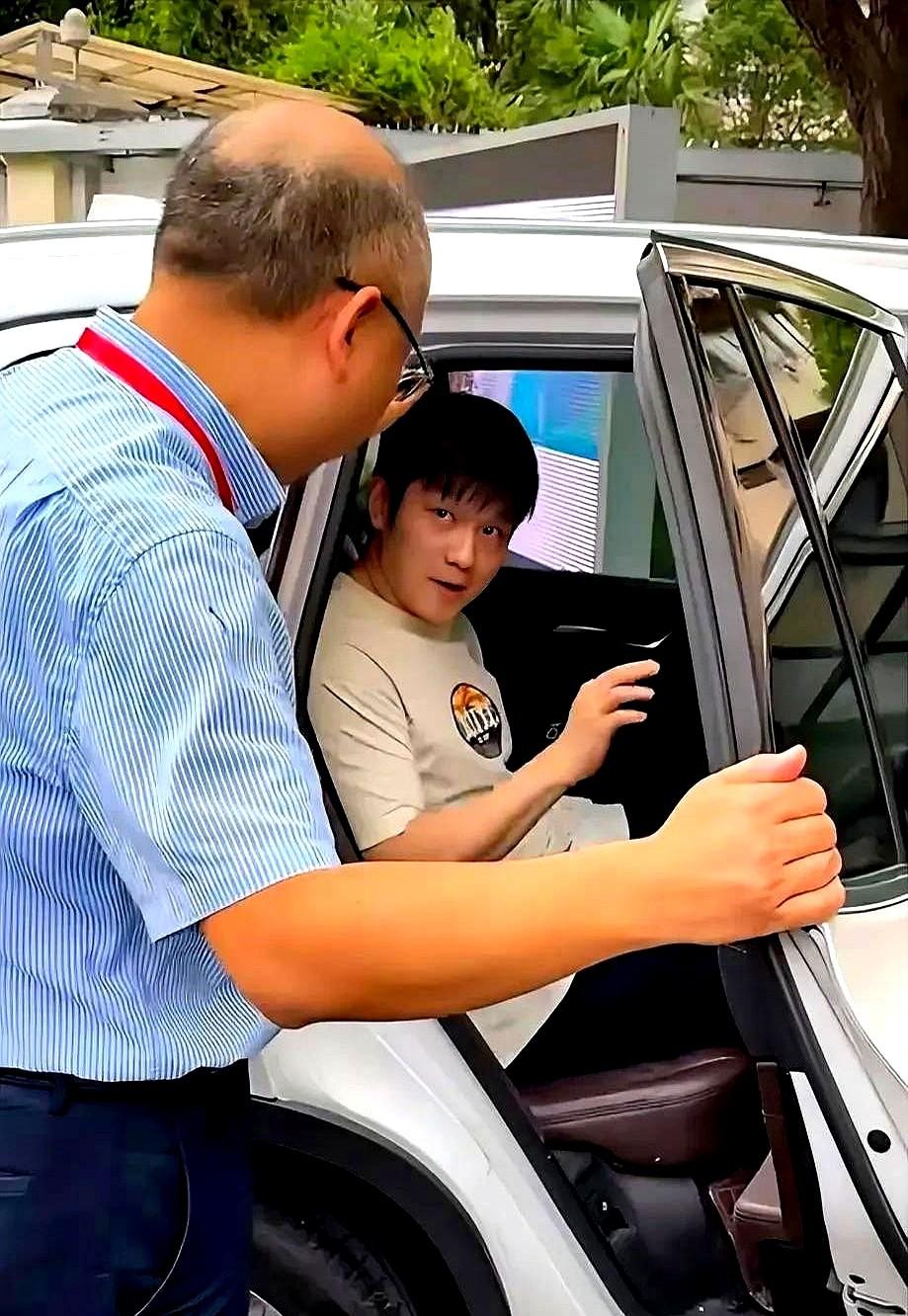 樊振东去德国训练了不到10天就回来了，这其中的原因有很多，但最重要的一点是他使用